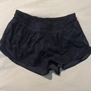 Lululemon Black Camo Women's Hotty Hot 2.5” Shorts
